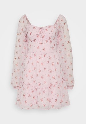 Rozā ziedu kleita, izgatavota no viegla auduma, ar puffam piedurknēm, savilktu korseti un daudzslāņu svārku ar volāniem.