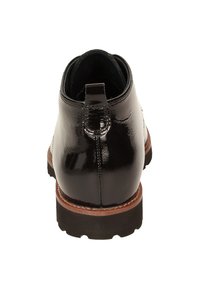 Stivale in pelle nera lucida con linguetta sul tallone, suola intermedia marrone e suola in gomma nera spessa, mostrato da vista posteriore.