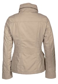 Beige, lätt kvinnojacka med ståkrage, långa ärmar och sydd midjedetalj, visad bakifrån.