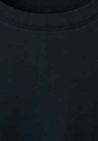 Czarna bawełniana koszulka z okrągłym dekoltem, bezszwowym kołnierzem i gładką fakturą. Charakteryzuje się prostym, jednolitym kolorem bez wzorów czy ozdób.