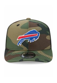 Camouflage-Cap mit strukturiertem Oberteil, flachem Schirm und gesticktem blauen Büffellogo mit roten und weißen Akzenten. Verstellbare Passform.