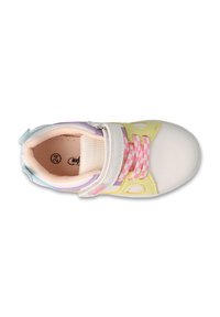 Kolorowe sneakersy z żółtym, niebieskim i różowym wzorem. Posiadają kratkowane paski, białą podeszwę i akcenty z siatki. Standardowe zapięcie na rzepy.
