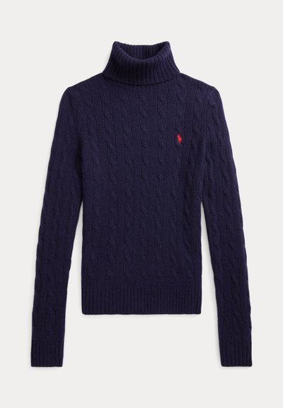 Marineblå kabelstrikket genser med høy hals, lange ermer og liten rød brodert logo på venstre bryst.