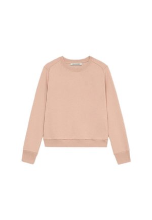 Różowy sweter z okrągłym dekoltem, długimi rękawami, ściągaczami na rękawach i u dołu, miękka tekstura, minimalistyczny design, z małym logo na klatce piersiowej.