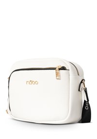 Borsa a tracolla sintetica bianca con dettagli neri, zip dorata e logo. Texture liscia, forma rettangolare, tracolla rimovibile per versatilità.