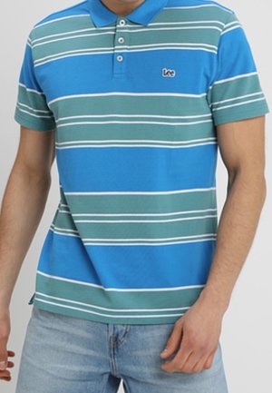 Modrá polo tričko s horizontálními pruhy v tyrkysové a bílé barvě. Obsahuje tříknoflíkovou légu a malé vyšívané logo na hrudi.