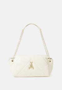 Grande borsa bianco sporco con texture trapuntata, emblema d'oro a forma di ape e tracolla a catena. Forma arrotondata con chiusura a zip superiore.