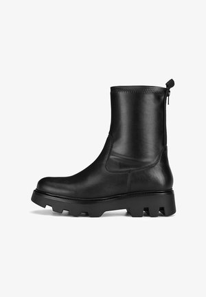 Črni usnjeni gležnar s gladkim zaključkom, stranskim zadrgo in robustnim gumijastim podplatom z izrazitim vzorcem tekalne površine.