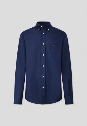 Camisa de manga larga azul marino hecha de tela suave, con cuello clásico, cinco botones y un solo bolsillo en el pecho con un logotipo.