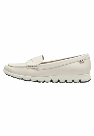 Mocassino in pelle beige con superficie testurizzata, dotato di una fascia frontale. La suola è bianca con dettagli neri e un battistrada a motivo.