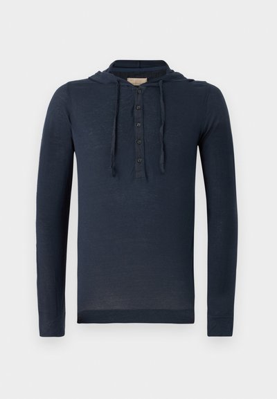 Tengerészkék, hosszú ujjú, kapucnis ing, gombos gallérral és húzózsinórral, könnyű és enyhén áttetsző anyagból.