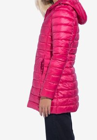 Chaqueta acolchada rosa con capucha, que presenta un diseño acolchado, mangas largas y bolsillos laterales. Acabado suave y brillante con una silueta ajustada.