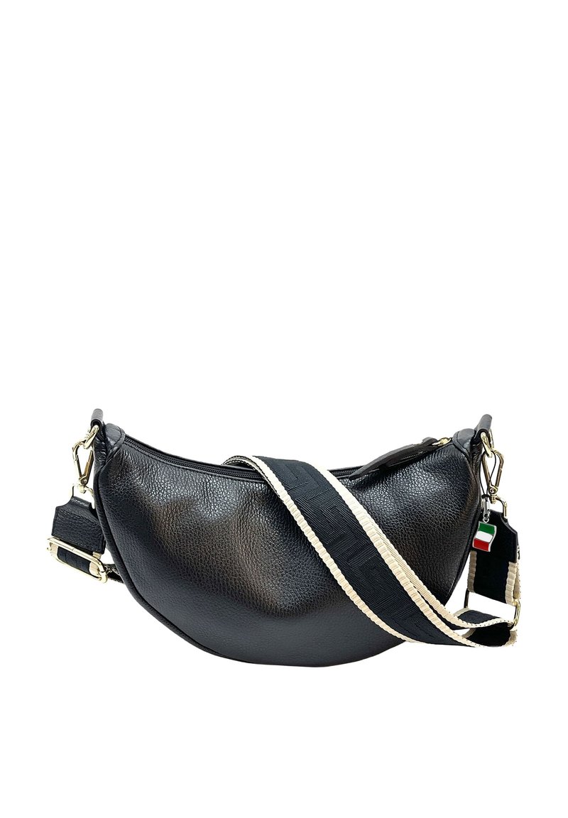 Zwarte leren schoudertas met een gebogen vorm, een textuur oppervlak, en een verstelbare band met een geweven ontwerp en metalen hardwareaccenten.