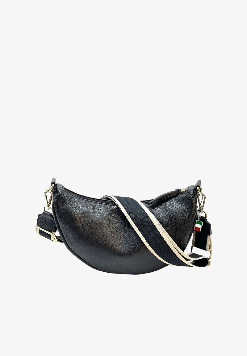 Zwarte leren schoudertas met een gebogen vorm, een textuur oppervlak, en een verstelbare band met een geweven ontwerp en metalen hardwareaccenten.