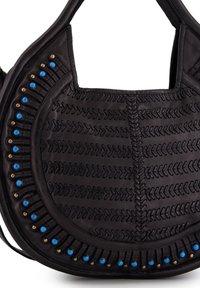 Schwarze Lederhandtasche mit filigranen Nähten, die blaue und goldene Akzente an den Rändern sowie ein kurvenreiches, strukturiertes Design aufweist.