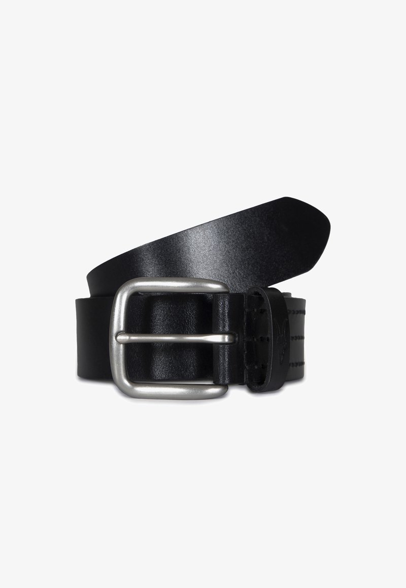 Ceinture en cuir noir avec une boucle rectangulaire en argent mat, partiellement enroulée avec des détails de couture visibles sur la boucle de la lanière.