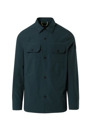 Camicia verde scuro con colletto a punta, due tasche sul petto e maniche lunghe. Presenta bottoni neri e una texture liscia.