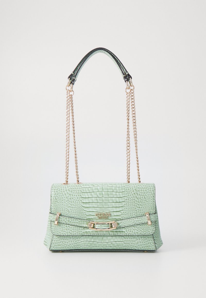 Borsa a mano di colore verde menta con texture a coccodrillo, dotata di accessori in tonalità oro e tracolla a catena. Presenta una patta frontale con chiusura e dettaglio del logo.