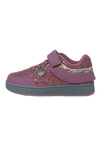 Sneakers glitterati rosa con una chiusura in velcro, motivo floreale laterale e dettagli frangiati. La suola in gomma grigia completa il design.