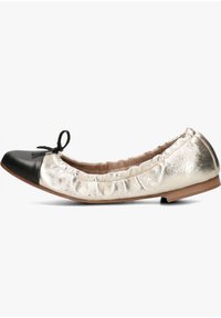 Balletflat met een zwarte leren neuskap en een metallic zilveren lichaam. Heeft een geplisseerde textuur en een kleine zwarte strikaccent aan de voorkant.
