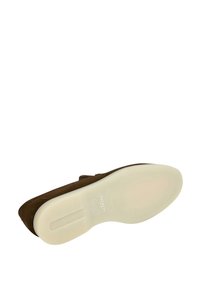 Pantof brown din suede cu o talpă joasă din cauciuc de culoare crem. Prezintă o parte superioară texturată și are branding pe talpă.