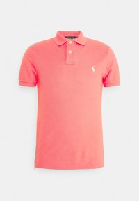 Korallfärgad polo-tröja i bomullsblandning, med klassisk krage, två-knäpps knappslå och liten broderad logotyp på vänster bröst.