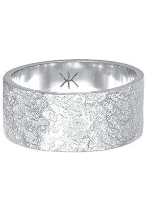 Bague large en argent avec surface texturée et fissurée, et une petite gravure en forme d'étoile à l'intérieur de l'anneau.