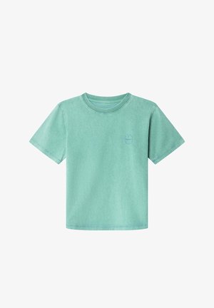 Maglietta verde menta a maniche corte in cotone, con collo a giro e un piccolo logo circolare sul davanti.