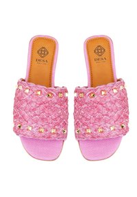 Vlechtin roze textielsandalen met gouden studs, met een platte, gestructureerde zool en leren inlegzolen, gelabeld "DESA Made in Italy."