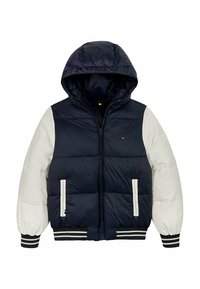 Giacca puffer blu navy con maniche bianche, cappuccio, zip completa e polsini a righe. Presenta due tasche frontali e dettagli con logo.