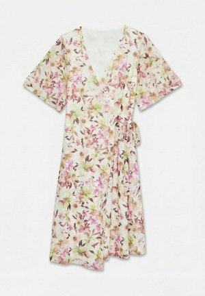 Ziedu raksta wrap stila kleita ar īsām piedurknēm, V veida izgriezumu un sānu sasiešanu, ar pasteļrozā, zaļā un bēšā ziedu rakstu uz baltas pamatnes.