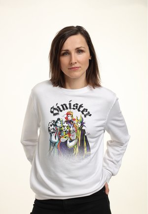 Biała bluza z długim rękawem z kolorową, ilustrowaną grafiką czterech postaci z napisem "Sinister" nad nimi.