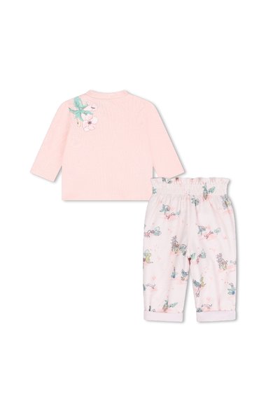 Haut à manches longues rose avec broderies florales dans le dos et pantalon assorti à motifs comportant de petites illustrations fantaisistes et une taille élastique.
