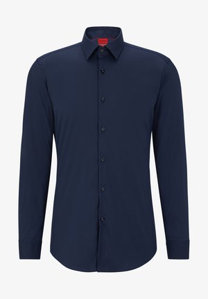 Tumesinine pikad varrukad ja nööbid shirt, millel on terav krae, mustad nööbid ja sile kangastruktuur. Omab kõverat äärt ja struktureeritudist.