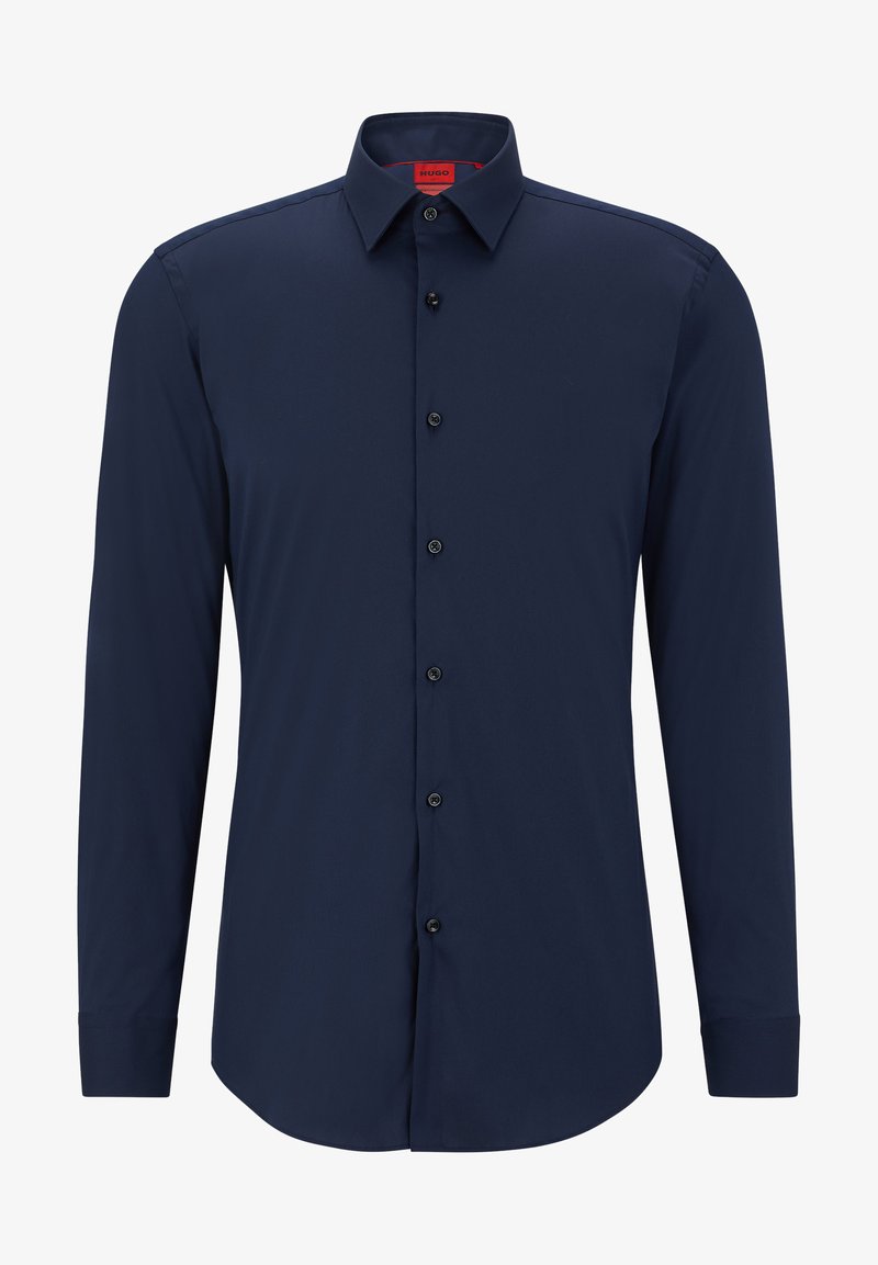 Ναυτικό πουκάμισο με μακριά μανίκια, κλείσιμο με κουμπιά και αιχμηρό κα collar, μαύρα κουμπιά και ομαλή υφή υφάσματος. Διαθέτει καμπυλωτό στρίφωμα και δομημένη εφαρμογή.