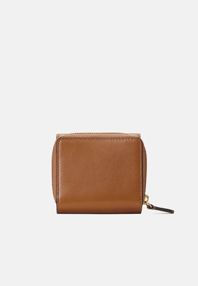 Portafoglio in pelle marrone con una texture liscia, chiusura a zip e un piccolo dettaglio hardware decorativo, caratterizzato da un design compatto e rettangolare.