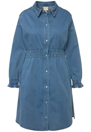 Robe chemise en jean bleu clair, avec un devant boutonné, une taille smockée, des manches longues avec des poignets froncés et un ourlet juste au-dessus du genou.