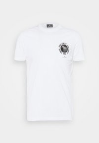 Weißes Baumwoll-T-Shirt mit kurzen Ärmeln, mit einem schwarzen Grafikdruck auf der linken Brust. Klassisches Rundhals-Design.