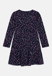 Dlouhá šatová sukně z tmavě modré látky, která má sukni s volánovým lemem. Ozdobena multibarevným vzorem srdcí po celém povrchu.