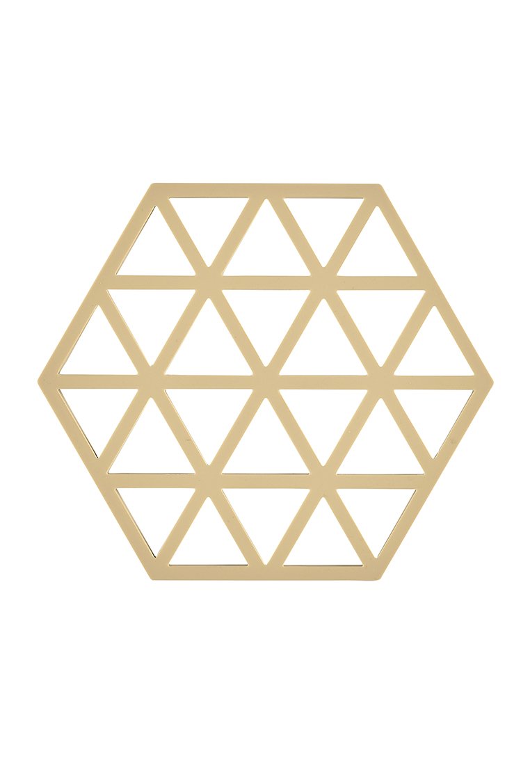 Pieza decorativa hexagonal en dorado, con un patrón geométrico de recortes triangulares. Textura suave con un acabado metálico.
