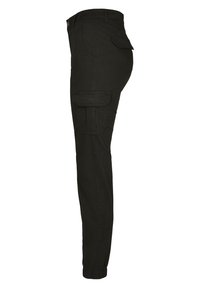Pantalon cargo noir avec poignets élastiques, poches à rabat sur la cuisse et le dos, poche latérale avant et fermeture par bouton à la taille.