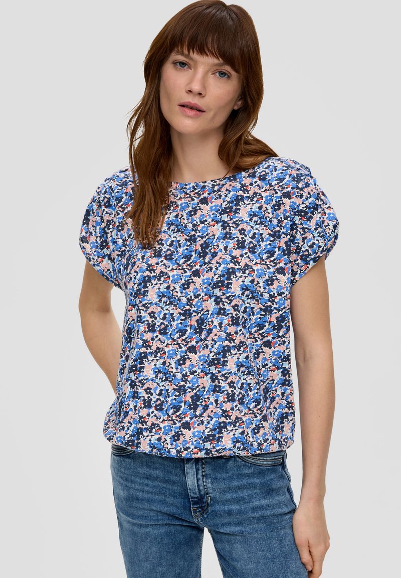 Bloes met bloemenpatroon en korte mouwen, in blauw, roze en witte tinten. Zachte stof met een losse vormgeving en ronde halslijn.