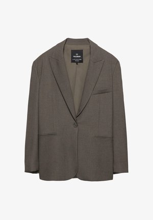 Brown single-button blazer with notch lapels, two front welt pockets, and a chest pocket, made by Pull&Bear.
