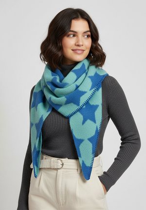 Strickschal mit Sternmuster in hell- und dunkelblauen Farbtönen, in dreieckiger Form und mit weicher Textur, um den Hals getragen.
