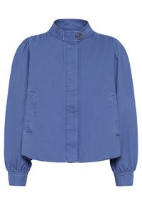 Modra bombažna jakna z visokim ovratnikom, gumbom in naborki na rokavih. Ima dve stranski žepi in krajši, ohlapen kroj.