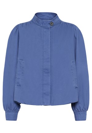 Giacca di cotone blu con colletto alla coreana, chiusura a bottoni e maniche a sbuffo. Presenta due tasche laterali e una vestibilità corta e morbida.