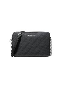 Melns Michael Kors šķērsoma ar regulējamu ādas siksnu un sudraba ķēdes detaļām, teksturēts logo raksts un sudraba zīmola nosaukuma plāksne.
