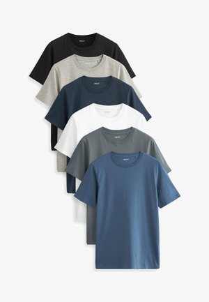 Šest pamučnih majic s kratkimi rokavi in okroglo ovratnikom v črni, sivi, mornarsko modri, beli in modri barvi, z običajnim krojem, naloženih ena čez drugo.