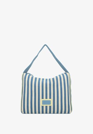 Bolso de hombro a rayas que presenta rayas horizontales azules y blancas, tela suave, forma redondeada y una correa de hombro azul claro con una etiqueta amarilla.