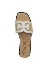 Sandalo scivoloso beige con texture intrecciata, cinturino bianco con design geometrico e soletta imbottita; logo stampato in oro sulla pianta.